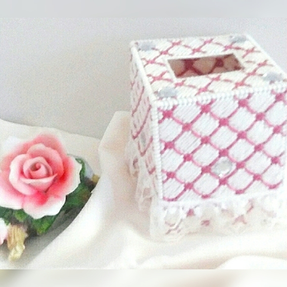 Hand Made Pink White Decorative Tissue Box Cover NWT - Picture 1 of 1